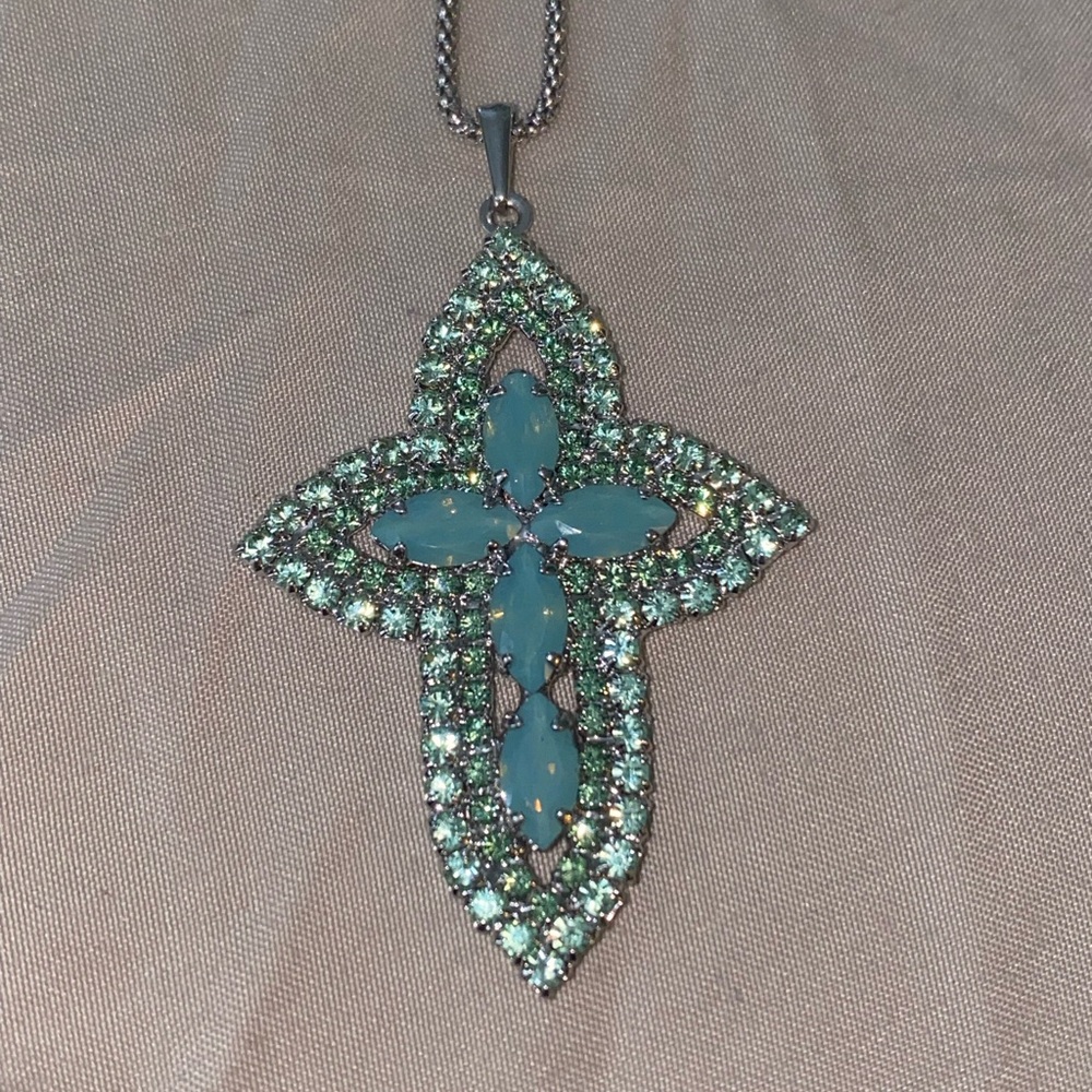 Brand New Elegant Green Cross Pendant - Picture 5 of 7